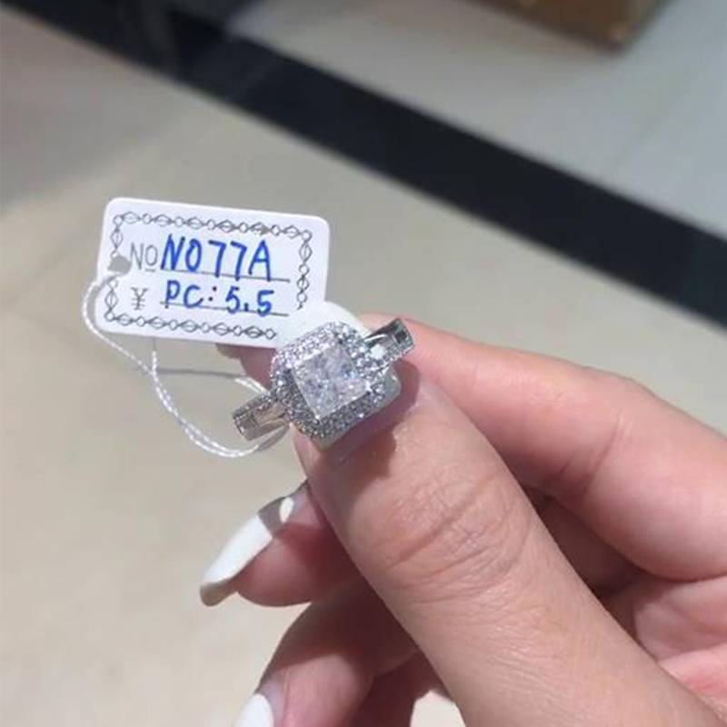 公主方豪华围镶女戒S925银镀白金定制主石莫桑钻1.0ct/副石高碳钻